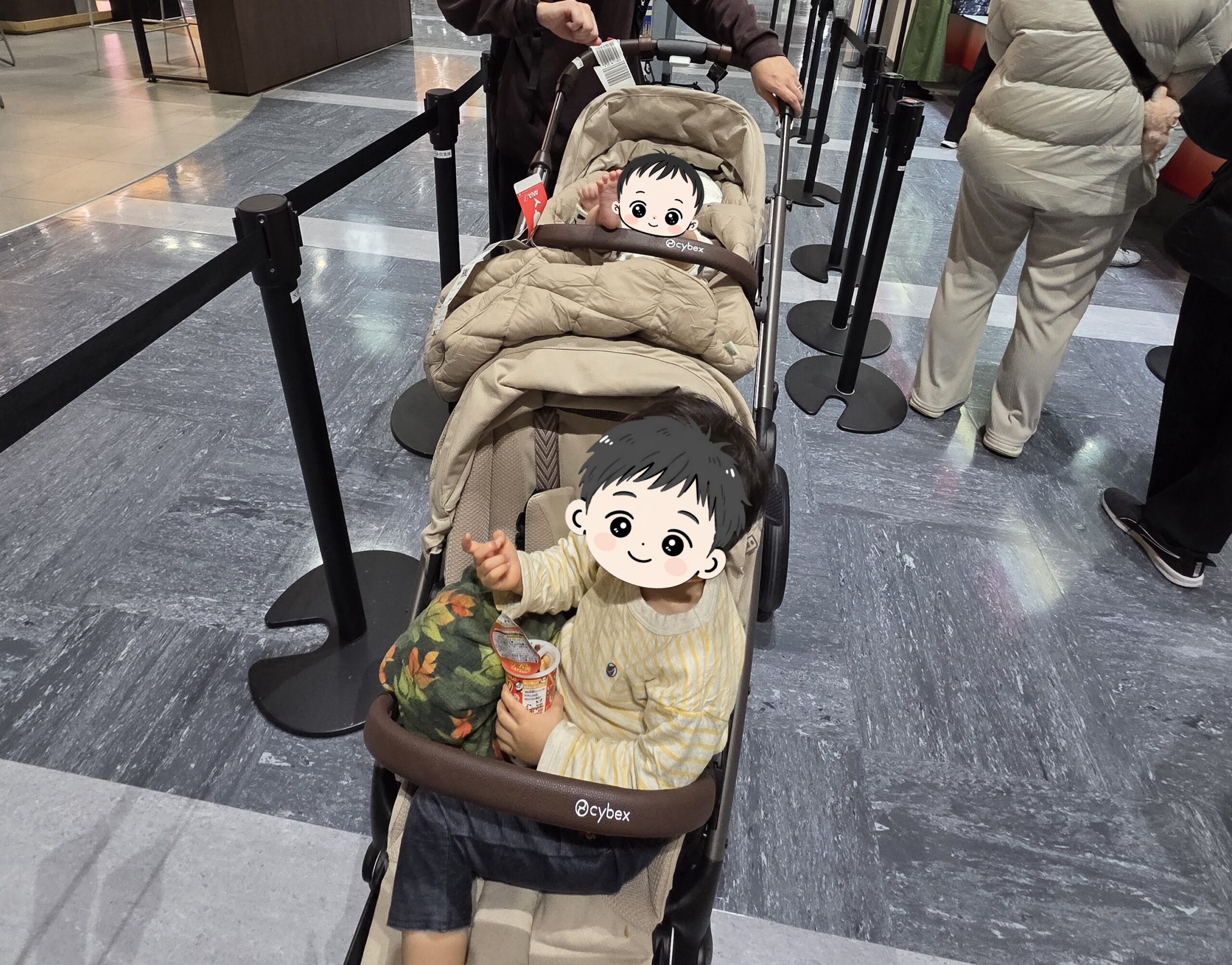 成田空港で2人の子どもを乗せたサイベックス ガゼルS