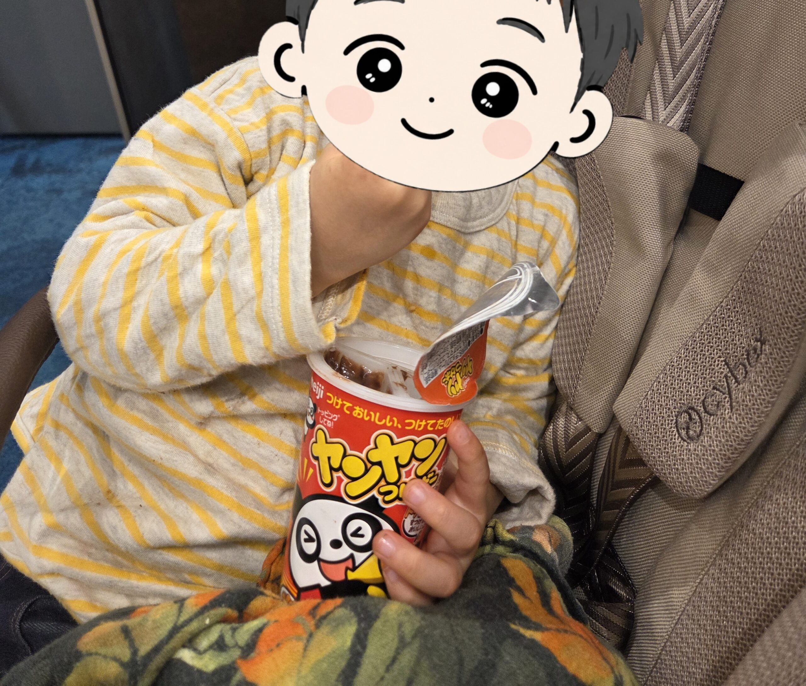 成田空港でベビーカーに乗りヤンヤンつけボーを食べる2歳児