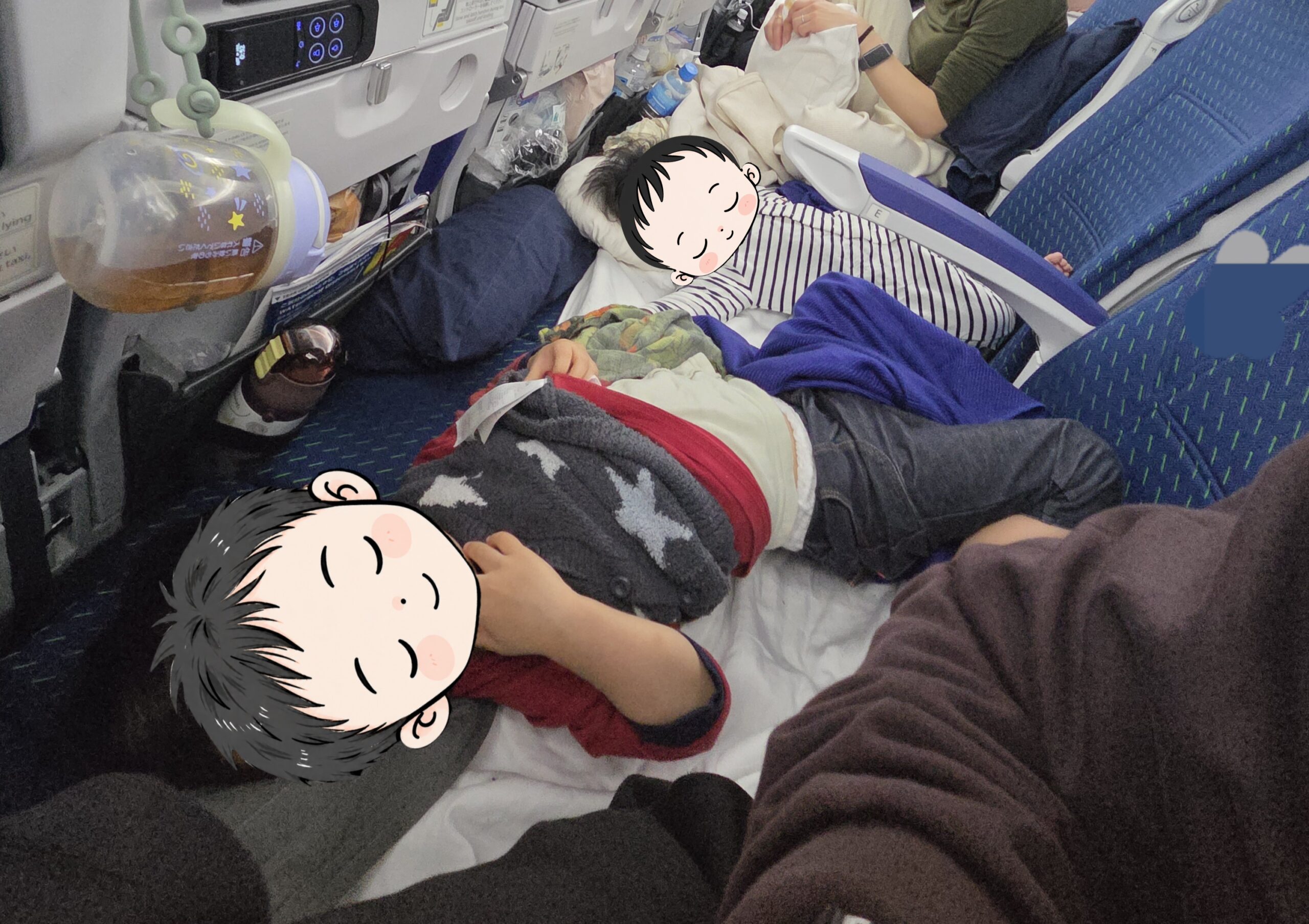 ANAカウチ4席で横になって眠る2歳児と生後5か月の赤ちゃん