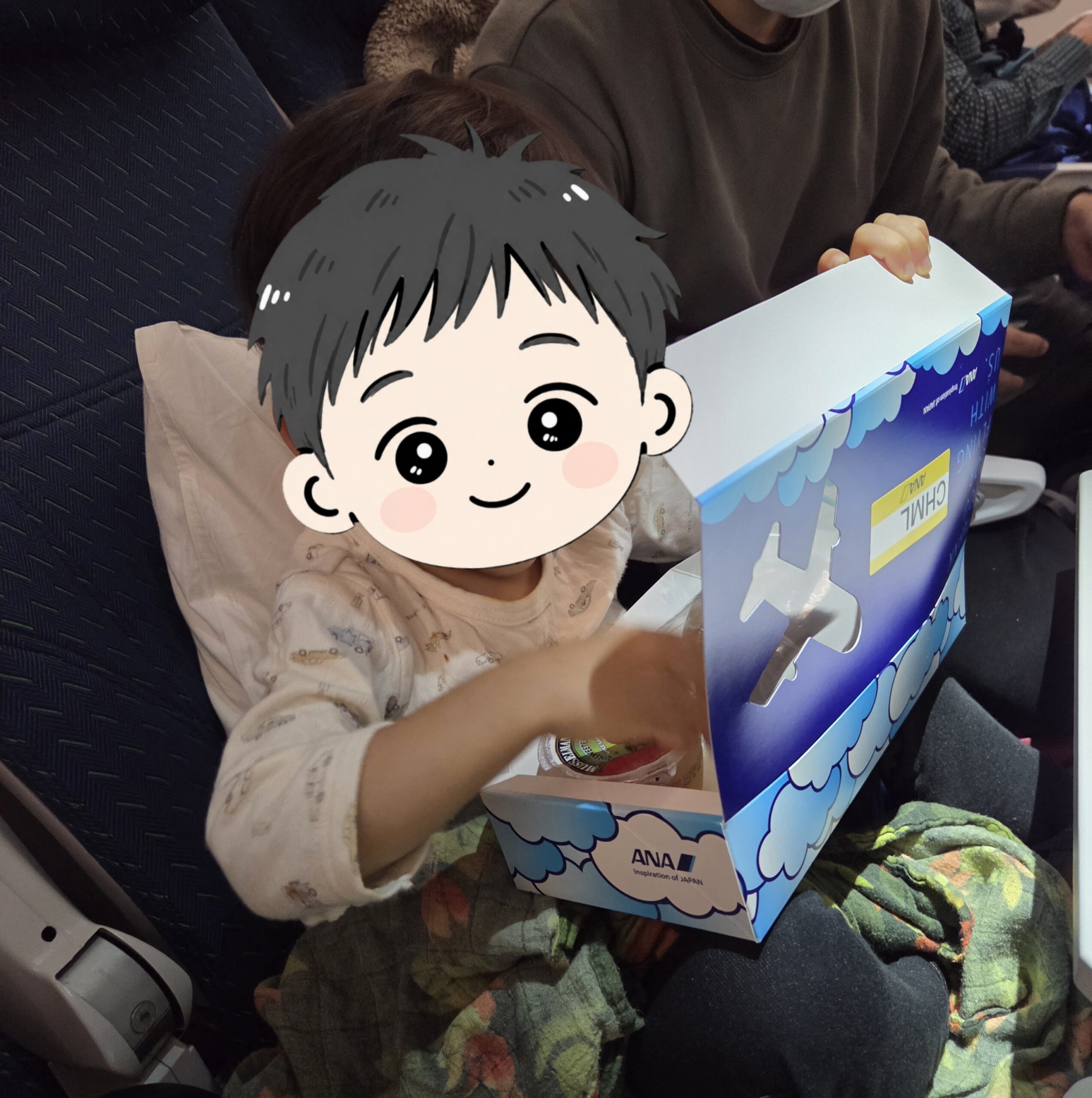 ANA国際線の子ども用機内食を開ける2歳児