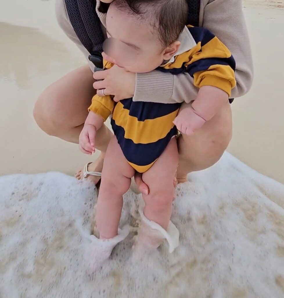 生後6か月の赤ちゃんが抱っこで初めて海に触れたカイルアビーチ