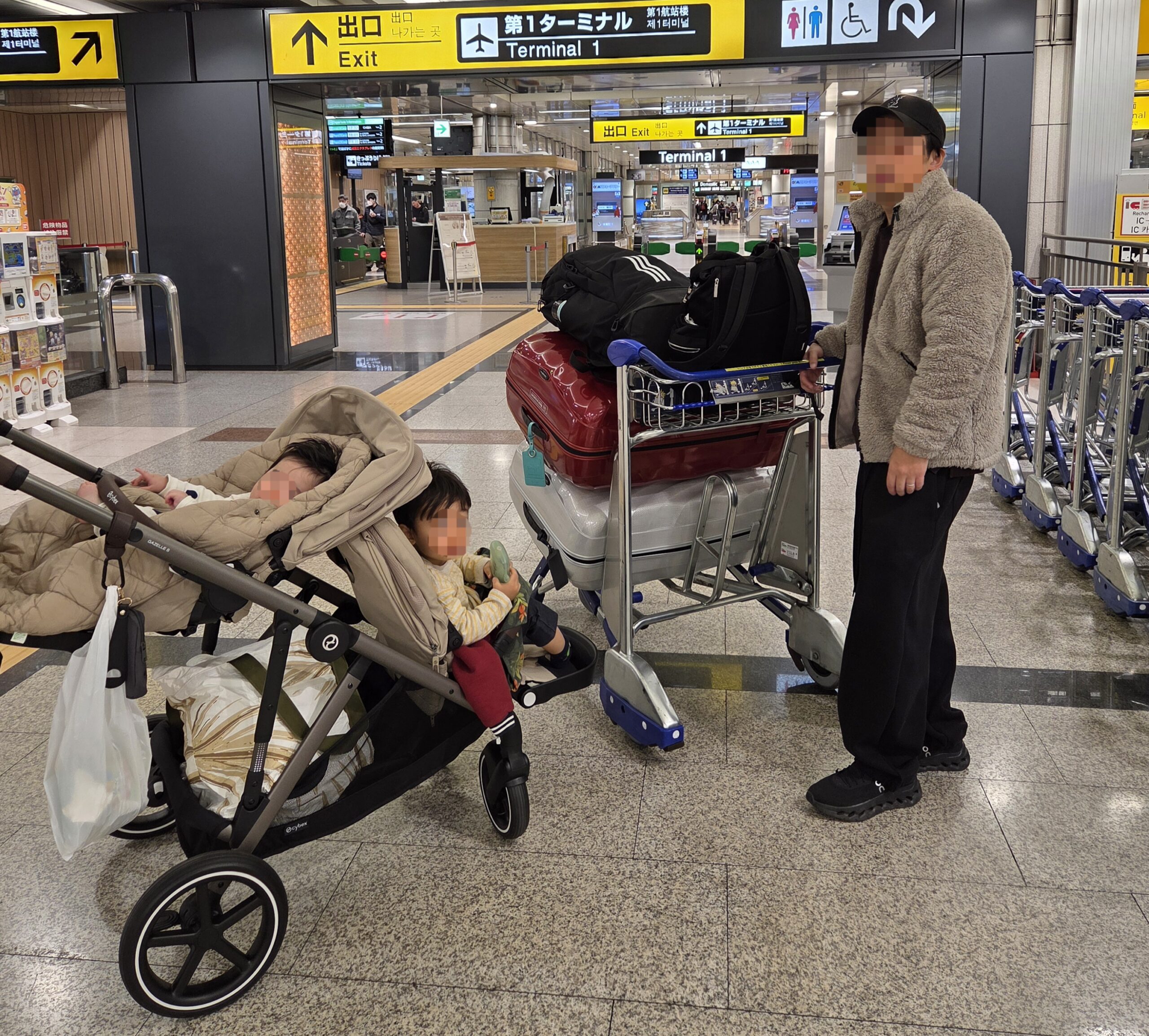 成田空港でサイベックス ガゼルSに2人の子どもを乗せている様子