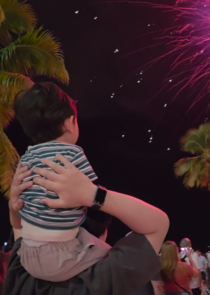 子連れハワイ旅行でヒルトンの花火を見る２歳児