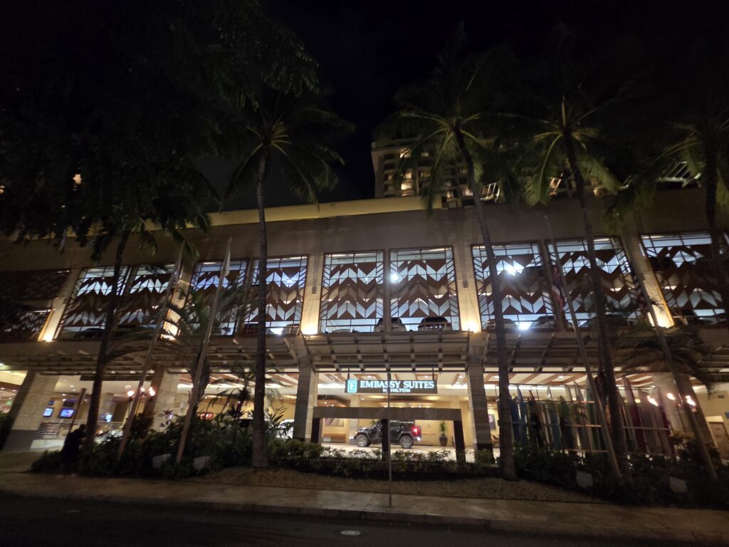 夜のエンバシースイーツメインエントランス
