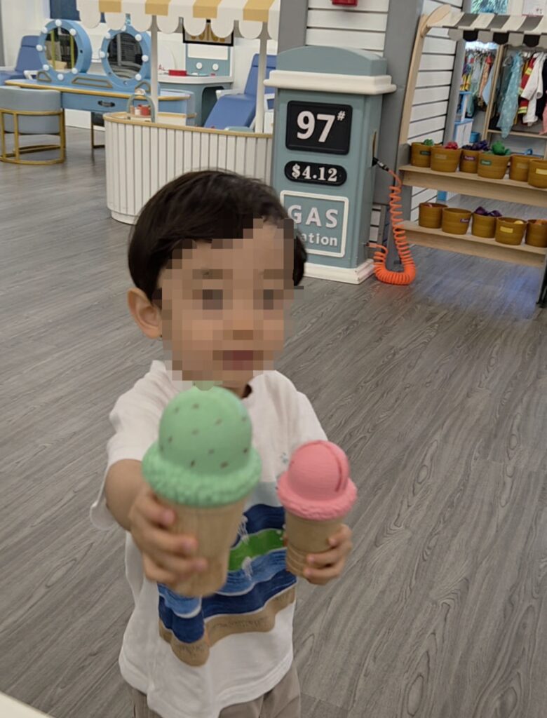 キッズシティでアイスクリーム屋さんごっこで遊ぶ２歳児