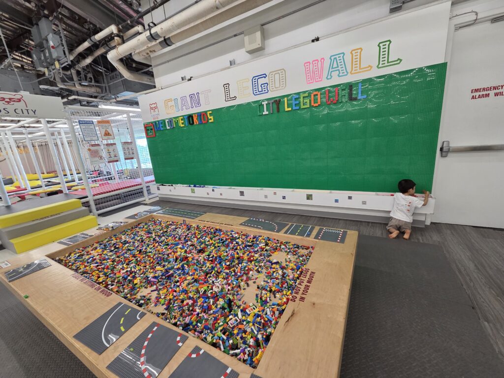 キッズシティのLEGOエリアで遊ぶ２歳児