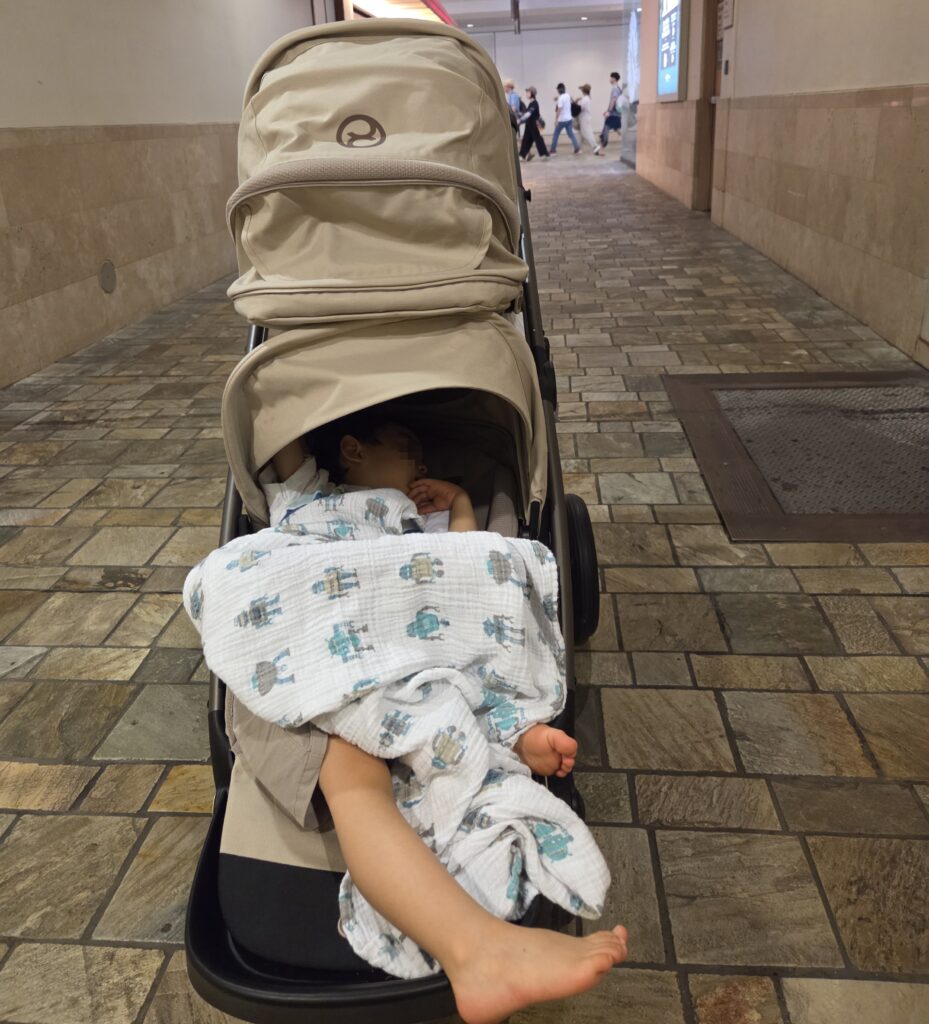 ハワイ滞在中にガゼルSで同時に昼寝する0歳児と2歳児
