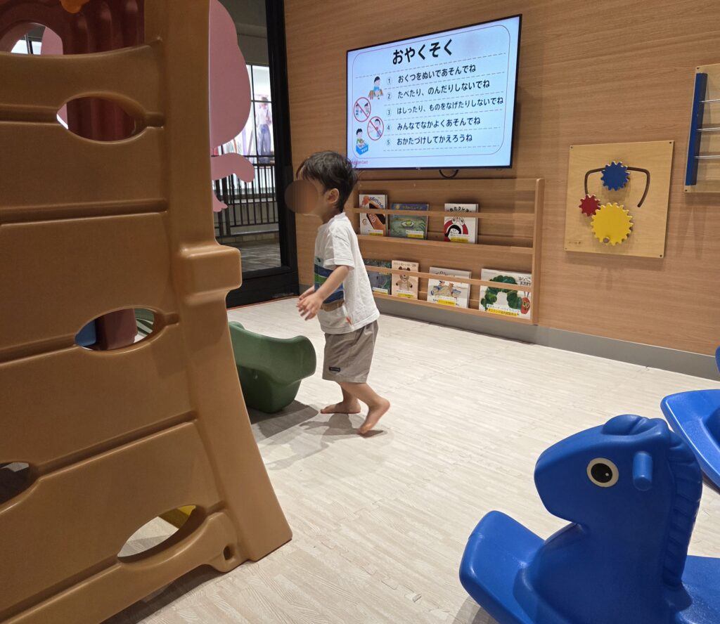 0歳と2歳の子連れで利用した楽天カード ワイキキラウンジのプレイエリア