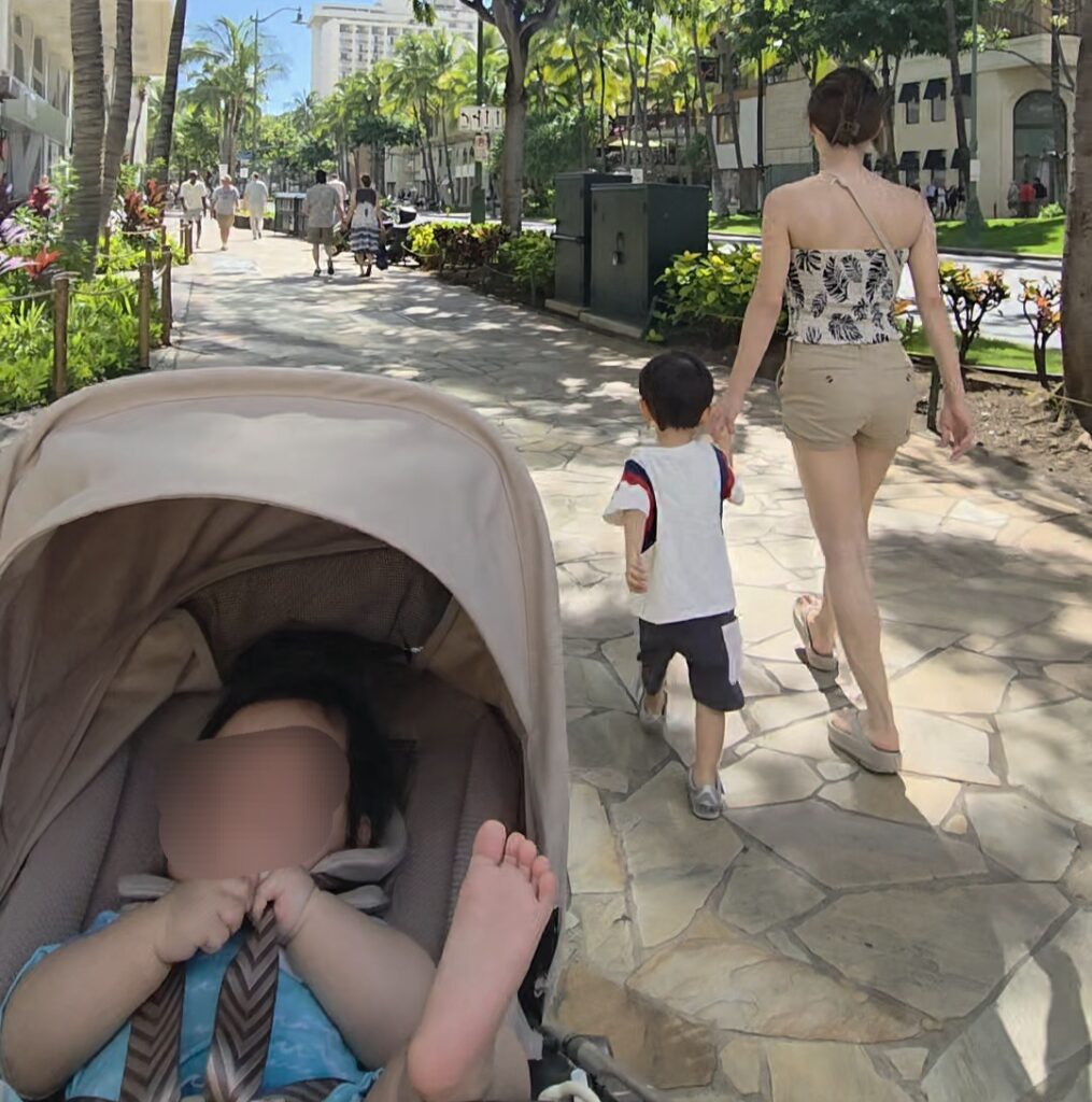 0歳と2歳の子どもとベビーカーで歩いたワイキキの街