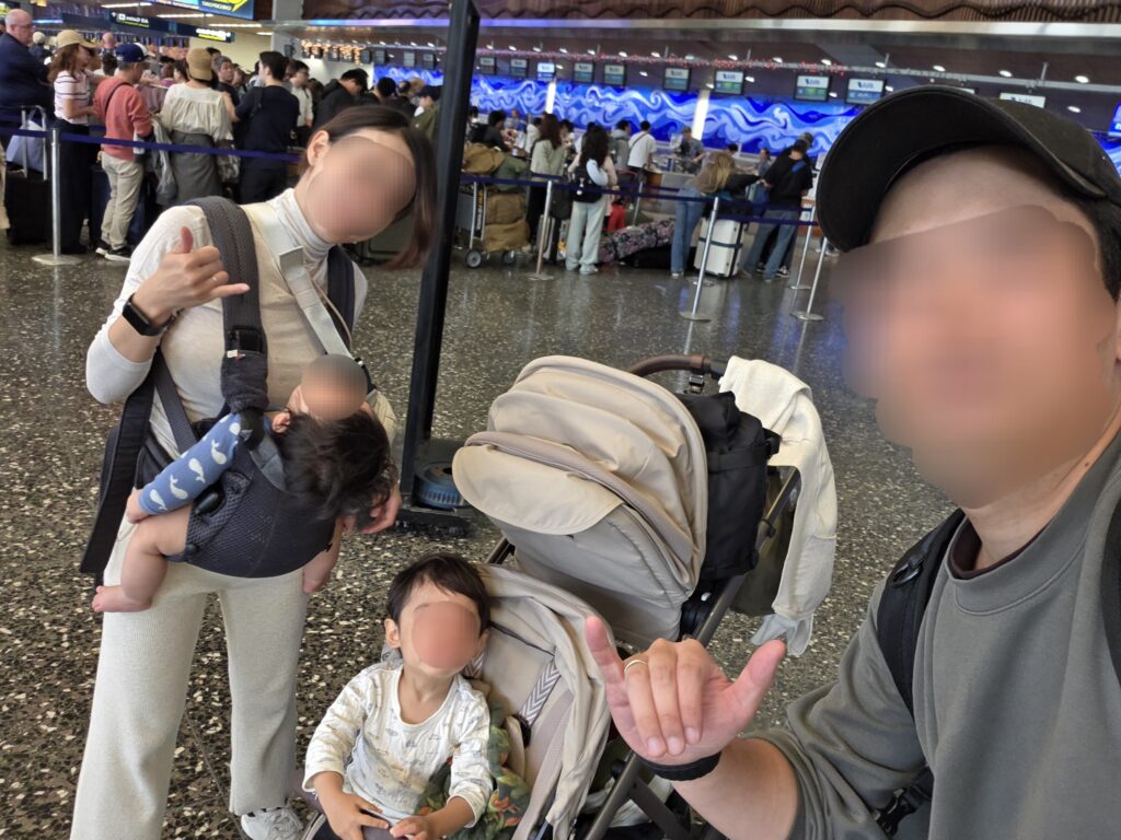 帰国日の空港で記念撮影